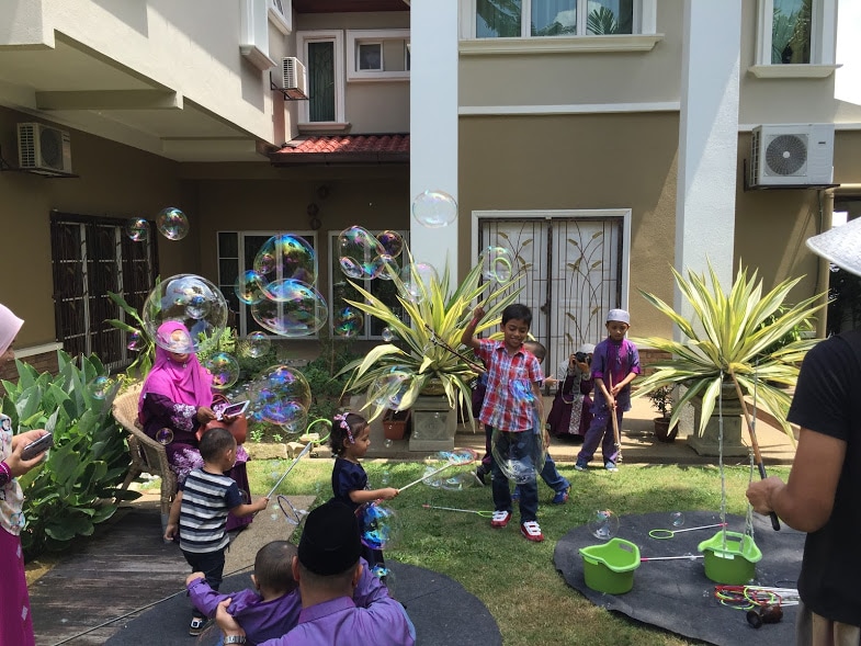 Party activity giant bubble play